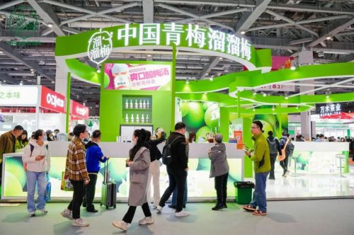 攜產(chǎn)品矩陣亮相展會，溜溜梅拓展青梅制品食用邊界，引領(lǐng)健康零食新風(fēng)尚